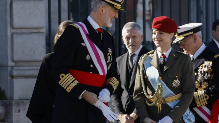 What are the tasks that Princess Leonor de Borbón has to do to become the Queen of Spain? Princess Leonor study at university