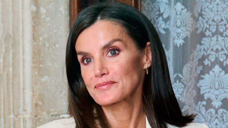Queen Letizia in a white suit by Victoria Beckham at the Royal Palace Queen Letizia in a white suit by Victoria Beckham
