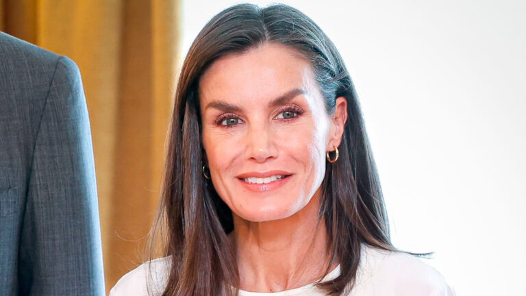Queen Letizia’s Summer Style: Hugo Boss Skirt, Adolfo Domínguez Blouse, and Eli1957 Sandals Queen Letizia in Hugo Boss Skirt