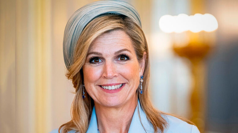 Queen Maxima in Natan Blue Skirt, Sapphire Necklace and Jan Taminiau Shoes Queen Máxima's Style at the visit of the Emir of Qatar