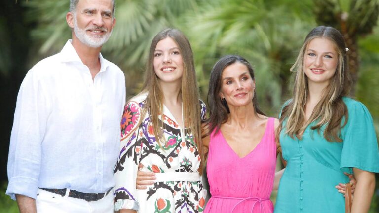 In the celebration of the proclamation of Felipe VI as King, what will Infanta Sofia and Princess Leonor do? Felipe VI's Proclamation