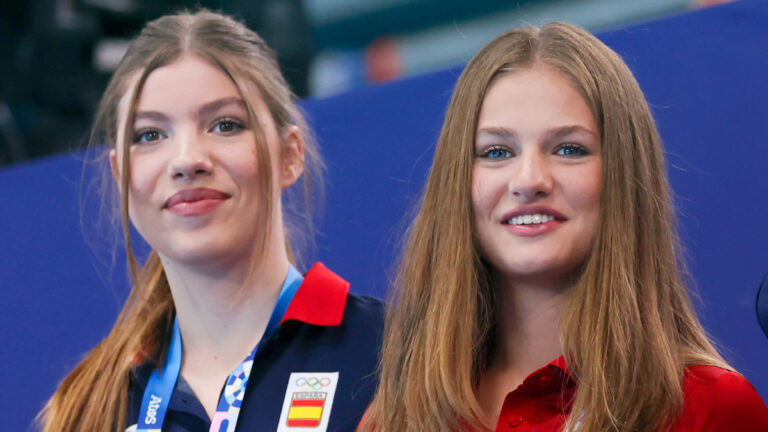 Princess Leonor and Infanta Sofia support the Spanish handball team Princess Leonor and Infanta Sofía in Paris Handball Game