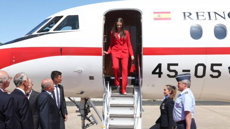 This is the spectacular plane of the Princess Leonor, which she used for her first official trip Princess Leonor travels in a Falcon 900 model plane