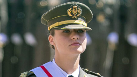 PHOTOS: Princess Leonor Received the Office of Lady Ensign and the Grand Cross of Military Merit with White Badge Princess Leonor's graduation ceremony as an Ensign