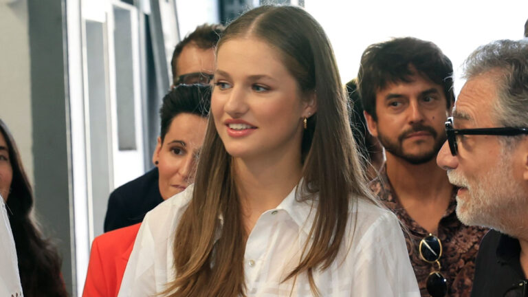 Princess Leonor’s Style in Jaume Plensa’s Workshop: A Unique White Shirt, Jeans and Espadrilles Princess Leonor's style in Barcelona