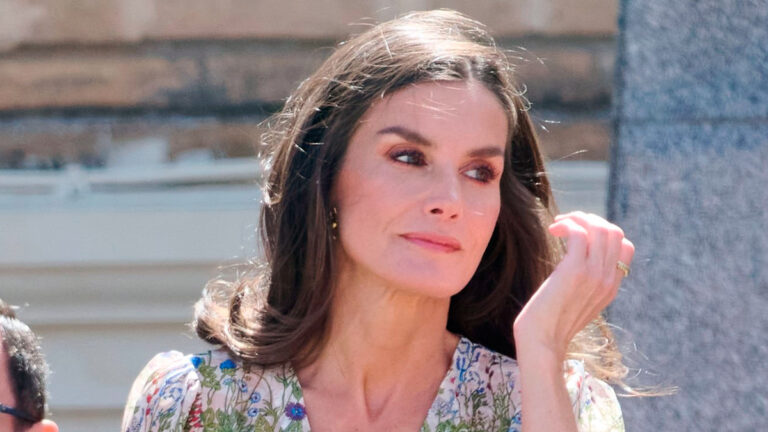 Queen Letizia’s Sneaker Sales on the Rise Queen Letizia's White Sneakers