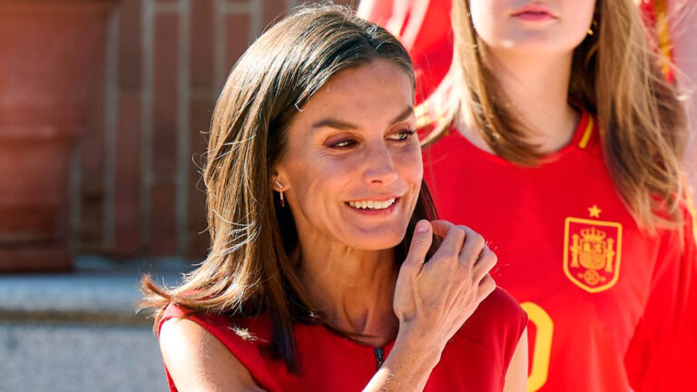 Queen Letizia joins Spain’s sporting celebration in impeccable outfit for the occasion Queen Letizia's red dress