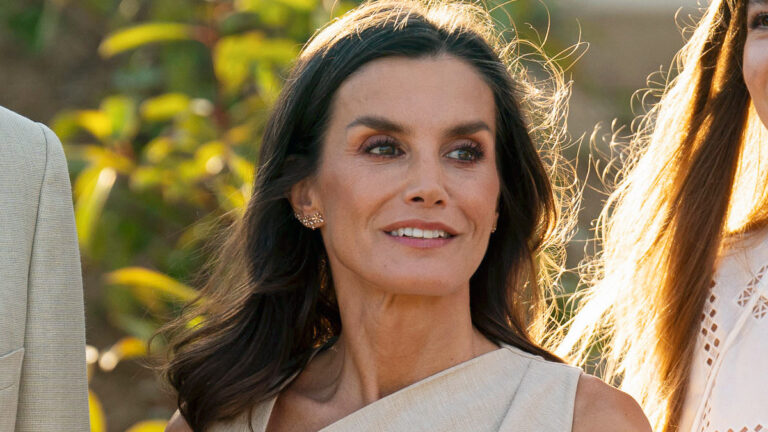 Tanned, with toned arms and finally in heels: This is how Queen Letizia reappears to accompany her daughters Queen Letizia's Mango dress princess girona awards