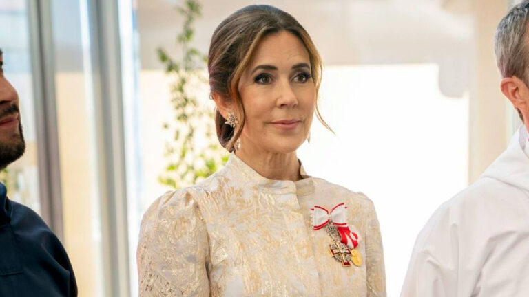 Queen Mary of Denmark’s Outstanding Appearance at the Gala Dinner in Greenland Queen Mary's Gala Dress in Greenland