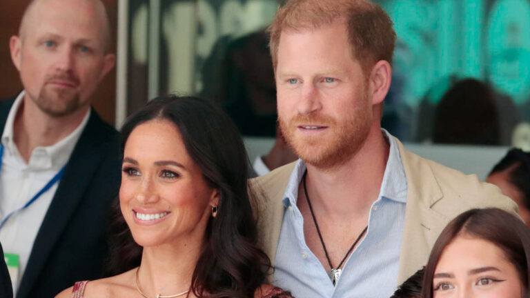 A Heartwarming Moment: Prince Harry and Meghan Markle’s Kiss in Colombia Prince Harry Kisses Meghan Markle