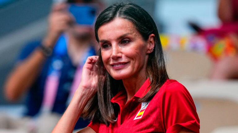 Why is Queen Letizia going back to Paris, and will she be accompanied by Leonor and Sofia? Queen Letizia at Paralympic Games