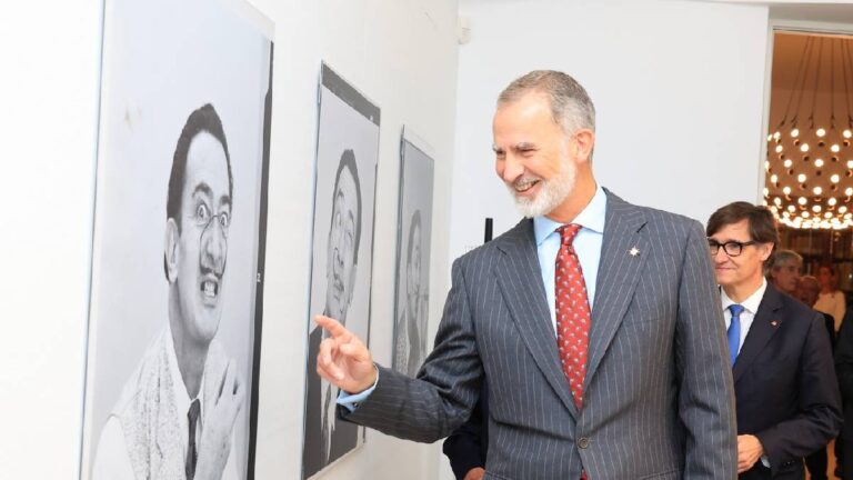 King Felipe and Infanta Cristina unite amid scandal over former King Juan Carlos’s mistress photos King Felipe and Infanta Cristina