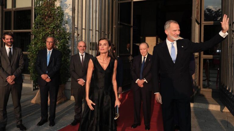 WATCH: The romantic gesture between King Felipe and Queen Letizia that almost went unnoticed King Felipe and Queen Letizia at the theater