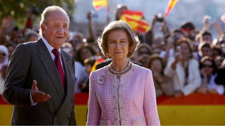 Queen Emeritus Sofia humiliated after photos of former King Juan Carlos with mistress published King Juan Carlos and His Mistress