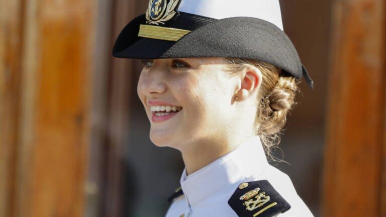 Princess Leonor escapes from the Military Academy to go out with friends while dressed in her uniform Princess Leonor at the Naval Academy