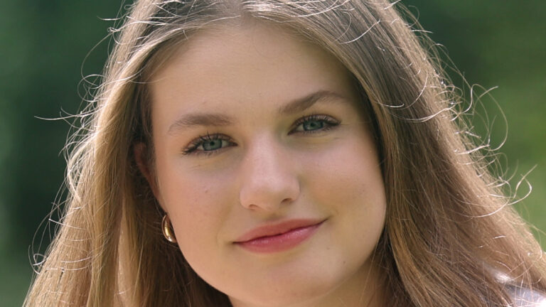 Princess Leonor’s 19th Birthday: Four Iconic Business Outfits Marking Her Journey into Adulthood Princess Leonor in Suit