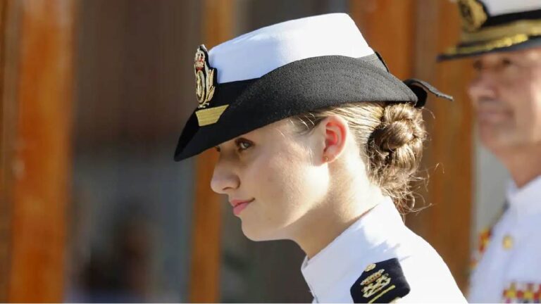 This is how Princess Leonor shows how well she gets along with her classmates at the Naval Academy Princess Leonor » Princess of Spain