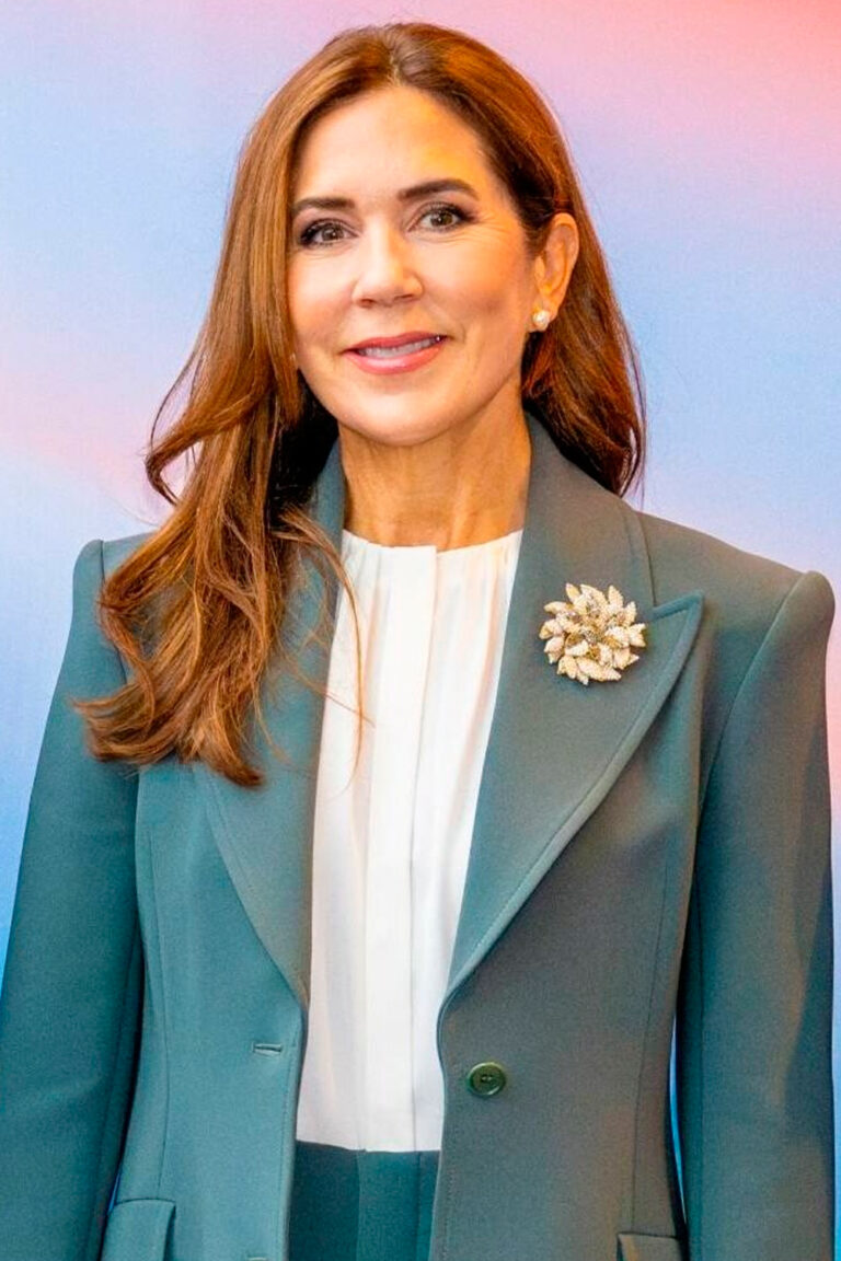 Queen Mary’s Working Girl Style: Scanlan Theodore Tailored Suit and Gianvito Rossi Stilettos Queen Mary in green suit