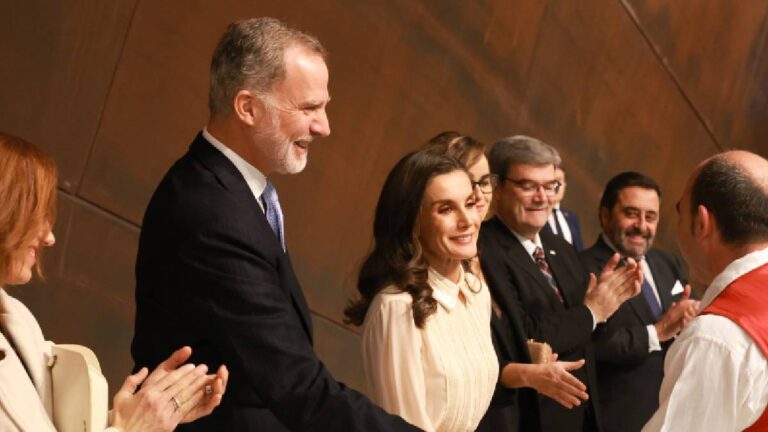 King Felipe and Queen Letizia show their complicity in a very special event King Felipe and Queen Letizia at the Opera House » The Royal House of Borbon