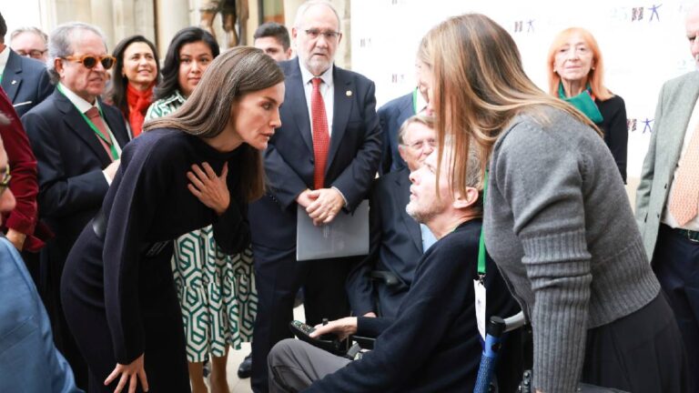 Why does Queen Letizia repeat the same two words every time she greets someone? Queen Letizia's greetings