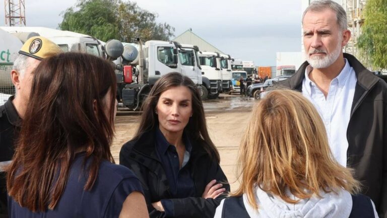 King Felipe and Queen Letizia end up in the mud during a controversial visit to the site of a disaster caused by rains in Spain: What happened to them? King Felipe and Queen Letizia in Valencia