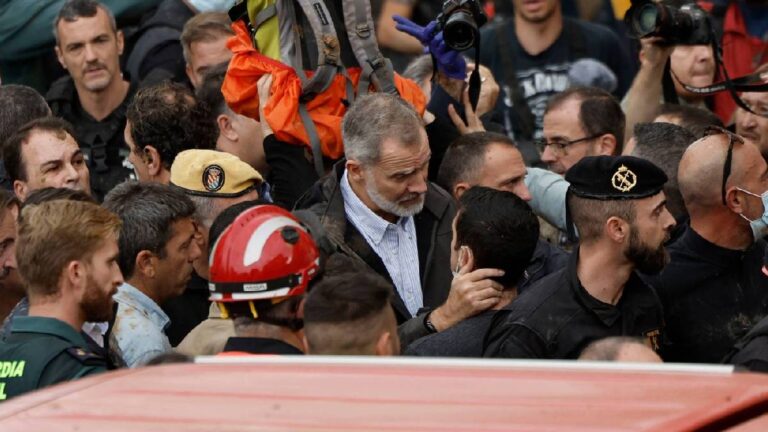 One day after the violent protests in Valencia, King Felipe faces the situation King Felipe in Valencia