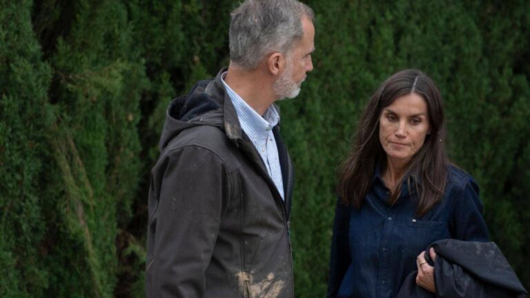 King Felipe and Queen Letizia return to Valencia despite insults, mud and bad timing King Felipe and Queen Letizia in Paiporta