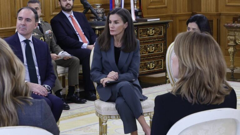 Queen Letizia reappears with a discreet message of support for the tragedy in Spain Queen Letizia's star earrings
