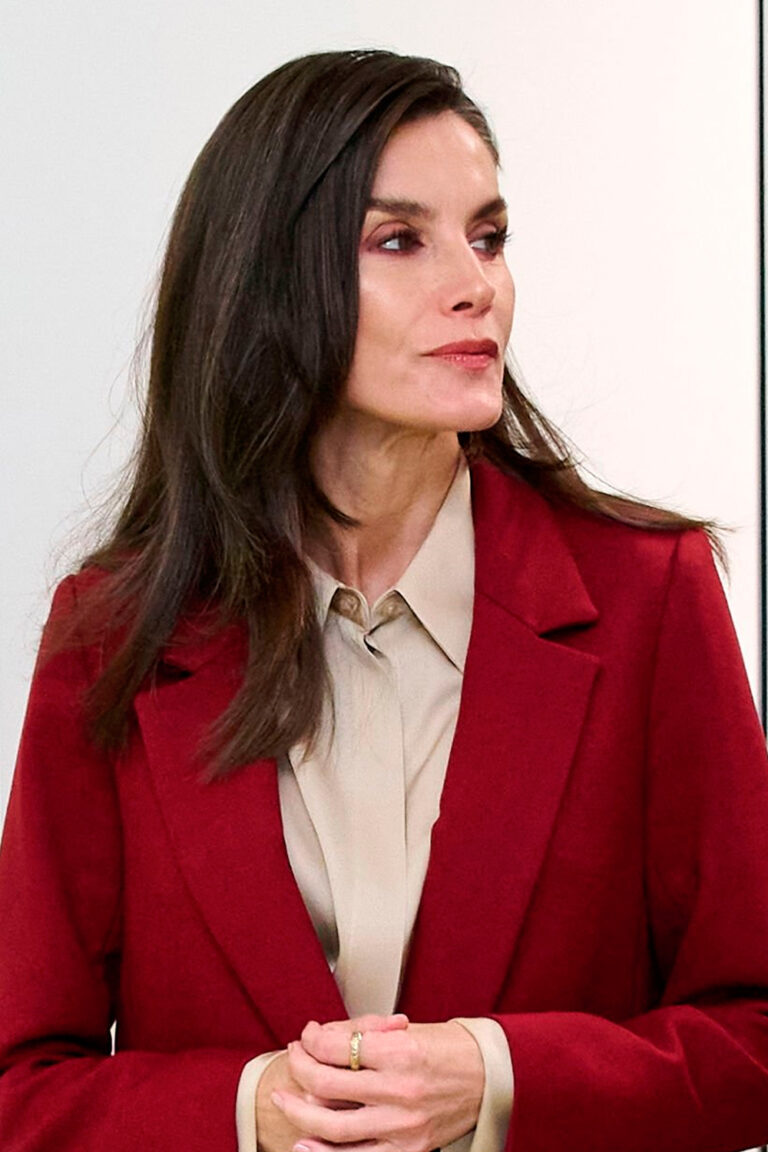 Queen Letizia’s Sézane Suit: A Modern Holiday Look Queen Letizia's burgundy outfit