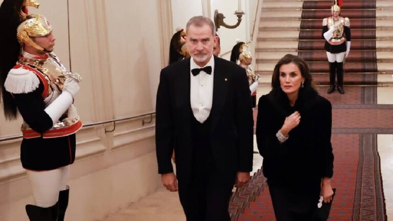 PHOTOS: Queen Letizia and King Felipe Dazzle at Gala Dinner in Italy Felipe and Queen Letizia at the Gala Dinner in Italy
