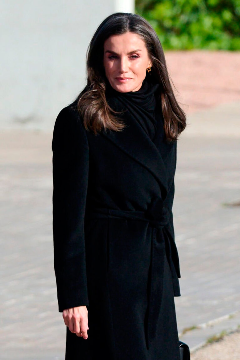 Queen Letizia Travels to Italy in Winter Attire: Coat, Scarf, and Tweed Palazzo Pants Queen Letizia's Winter Outfit