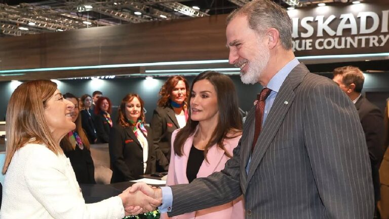 Why don’t King Felipe and Queen Letizia eat anything offered to them during their official duties? King Felipe and Letizia at the Tourism Fair. (agency)