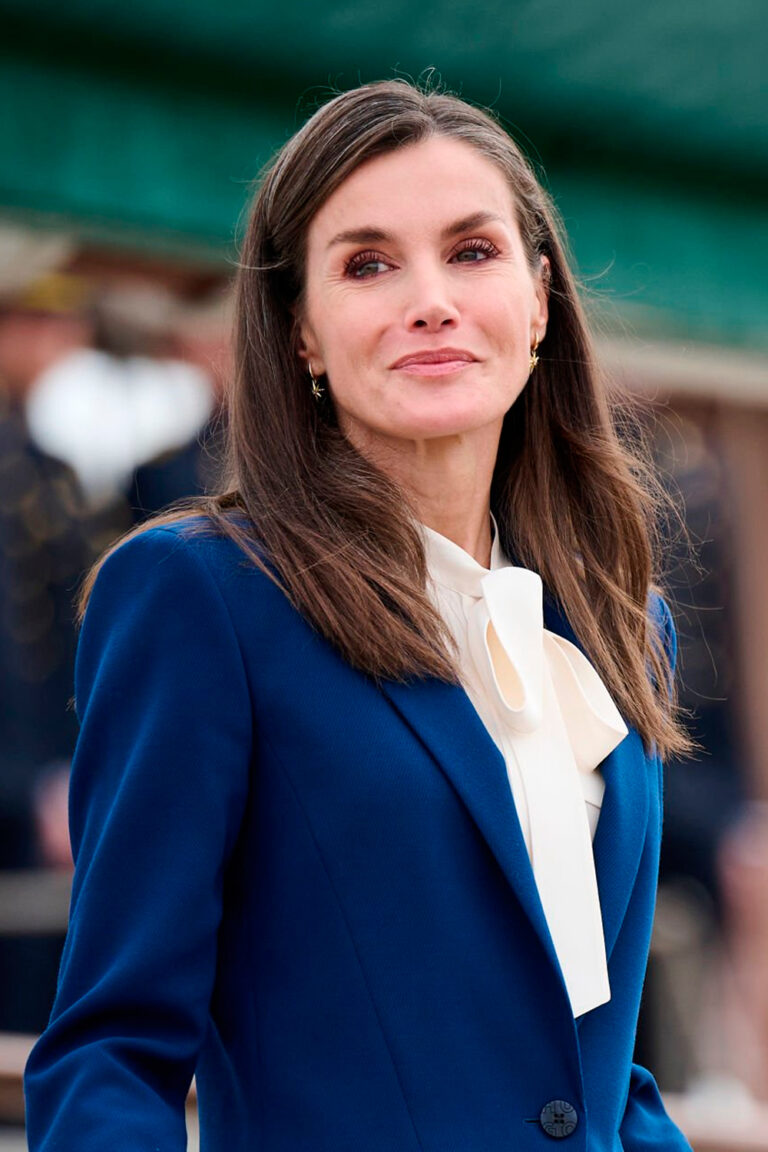 The Meaning Behind Queen Letizia’s Style in the Farewell of Princess Leonor Queen Letizia in Blue Suit