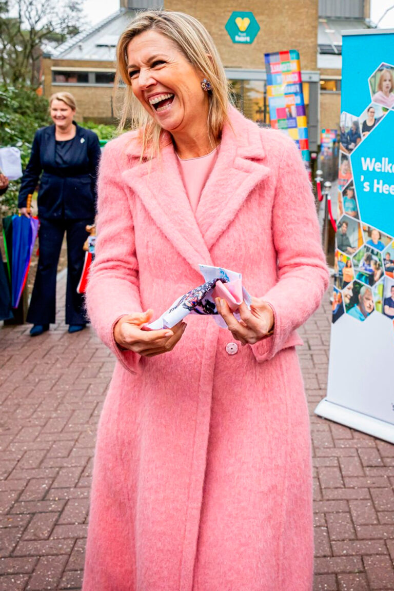 Queen Maxima’s Monochromatic Style: Wool Coat by Oscar de la Renta as Key Piece Queen Maxima in Soft Pink Oscar de la Renta Coat