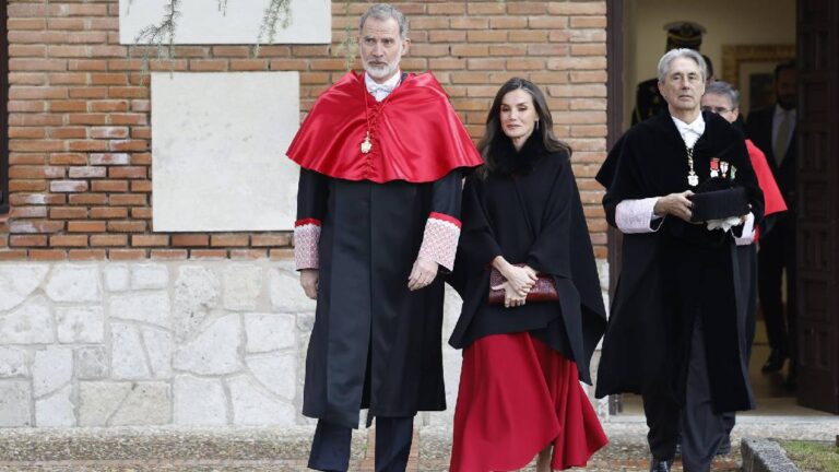 King Felipe and Queen Letizia Share Rare Public Kiss King Felipe and Queen Letizia's Kiss