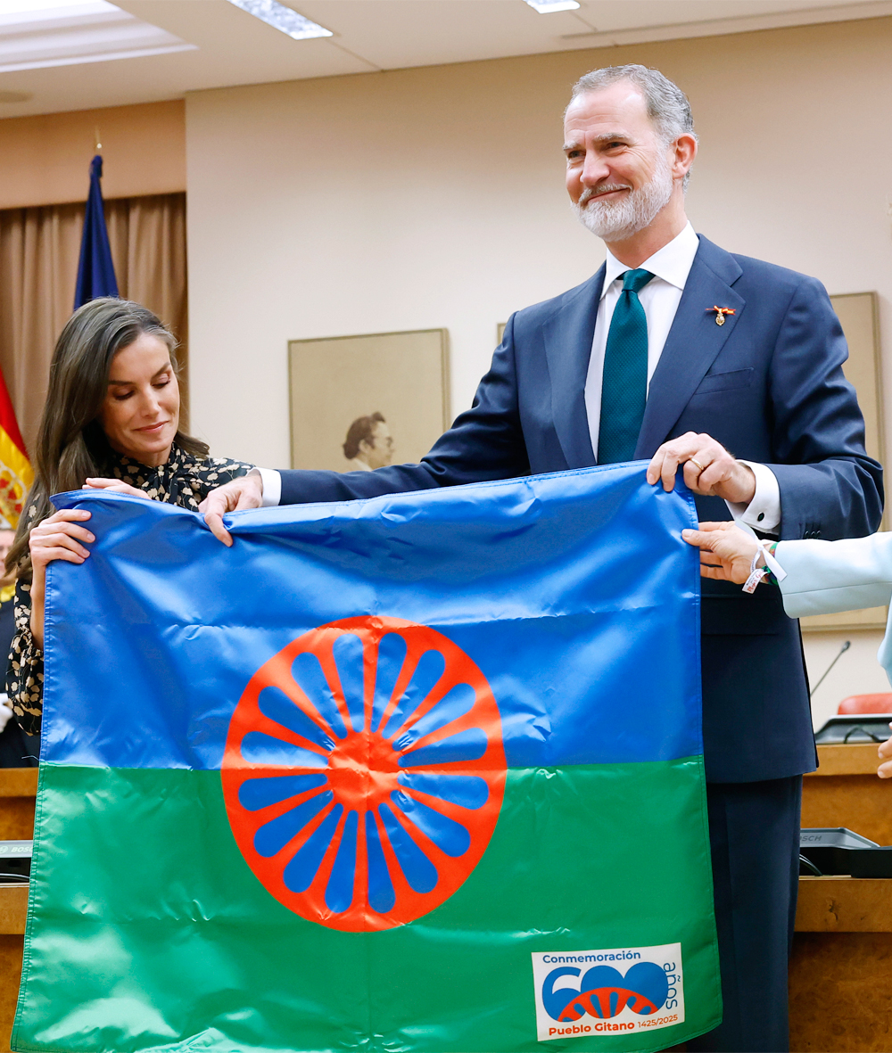 King Felipe and Queen Letizia receive a gypsy flag.