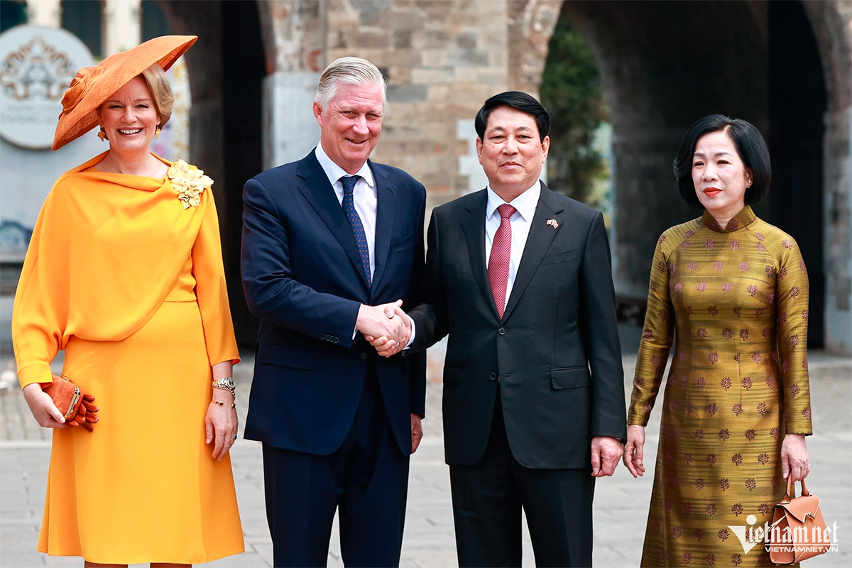 King Philippe and Queen Mathilde are welcomed by the Vietnamese President Luong Cuong and his wife Nguyen Thi Minh Nguyet.