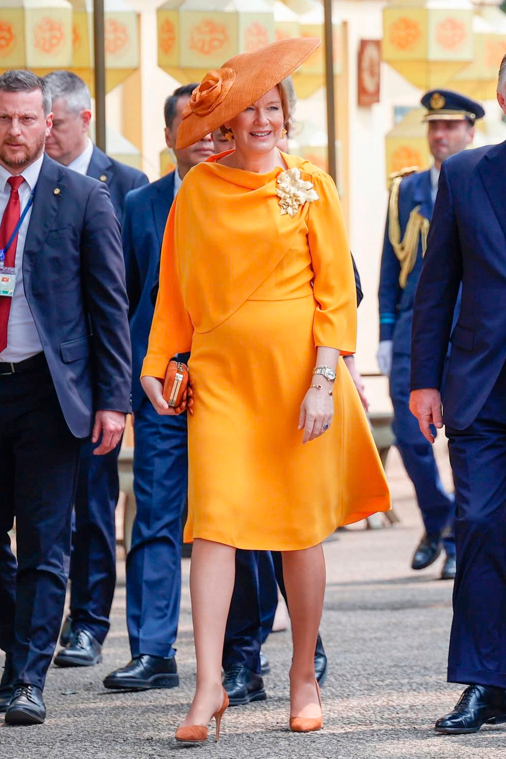 Queen Matilda wore a mustard-colored dress by Natan Couture 