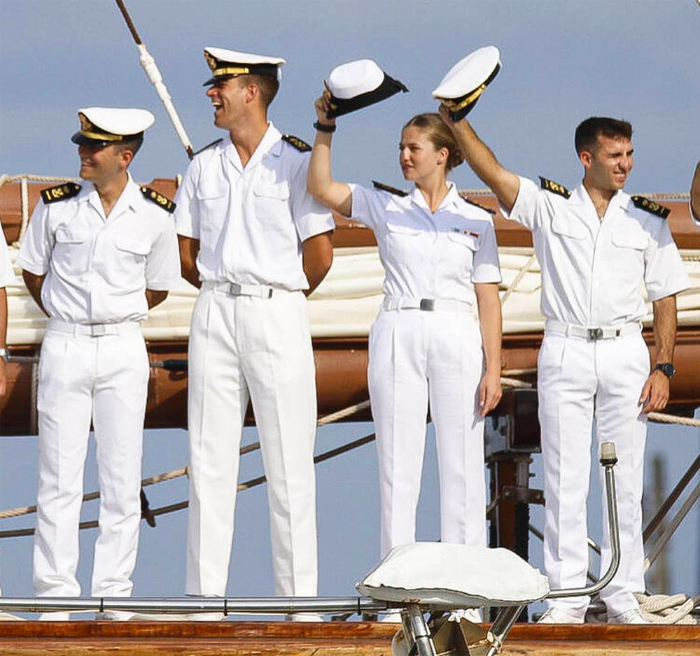 Princess Leonor, together with her companions, on her arrival in Santa Marta.