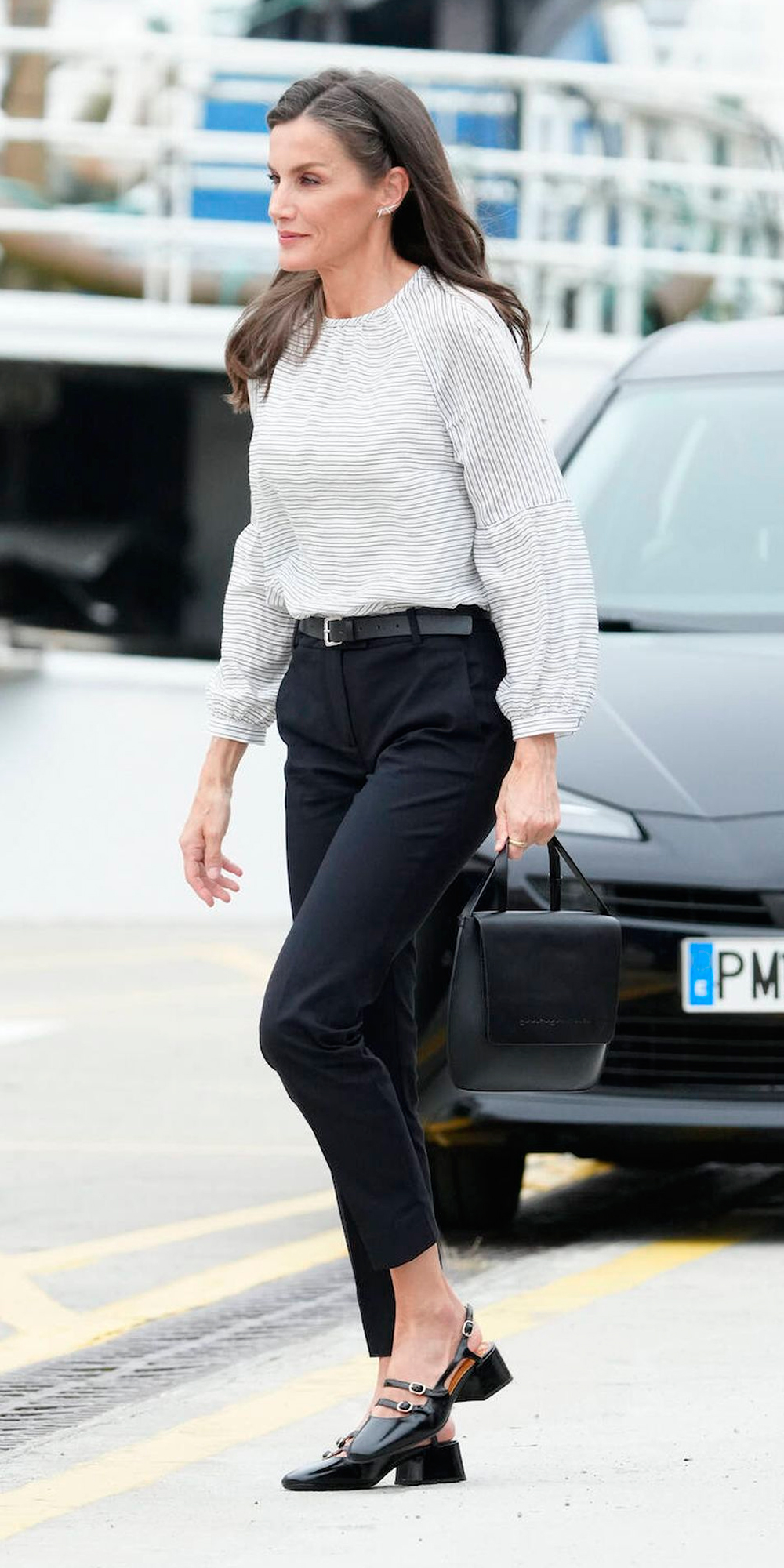 Letizia wearing skinny pants, a sailor blouse by Roberto Verino, and French heels.