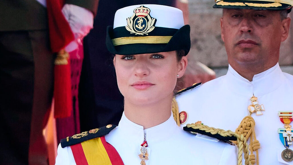 Princess Leonor receives the Grand Cross of Naval Merit