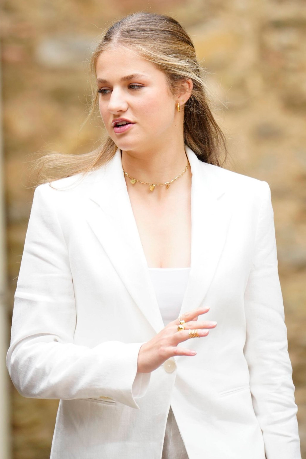 Princess Leonor dresses in white in Sant Martí Vell