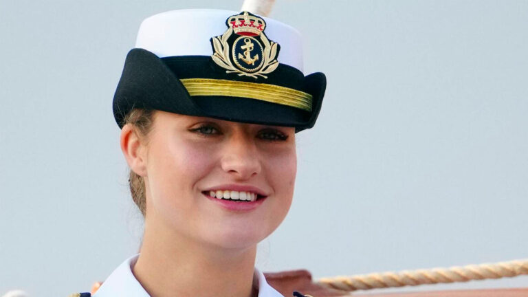 PHOTOS: Princess Leonor Returns to the Elcano After Drills on the Blas de Lezo Princess Leonor Rejoins the Elcano