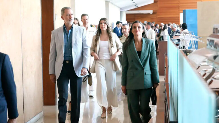 Spain’s royal family reunites ahead of Princess of Girona Awards Queen Letizia’s Metallic Sandals » The Royal House of Borbon