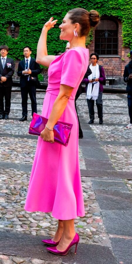 Elegant Dress Outfit Ideas: Architectural Midi Dress and Metallic Accents » Pin Posts