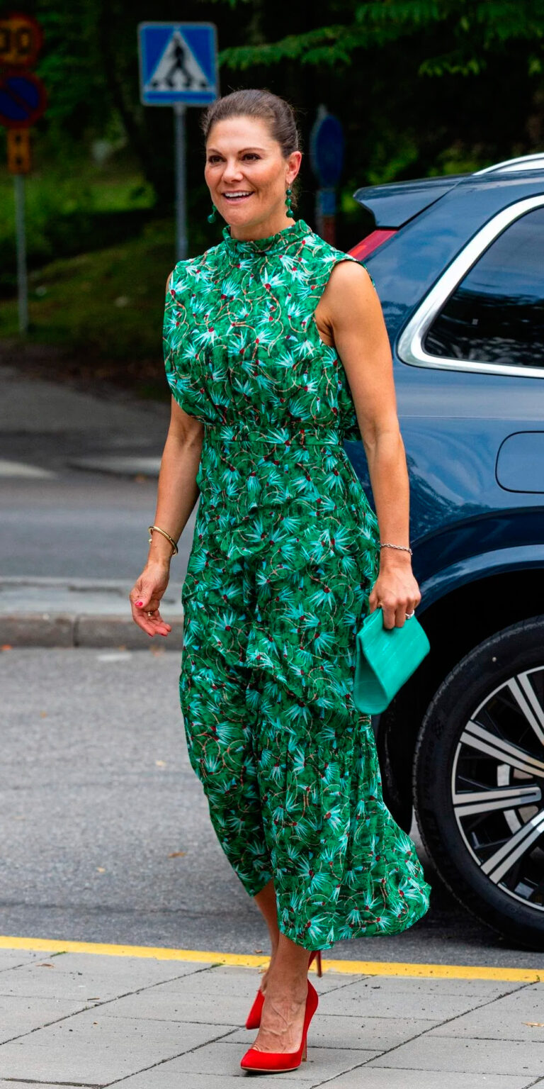 Floral Dress Outfit Ideas: Ruffled Emerald Elegance » Pin Posts