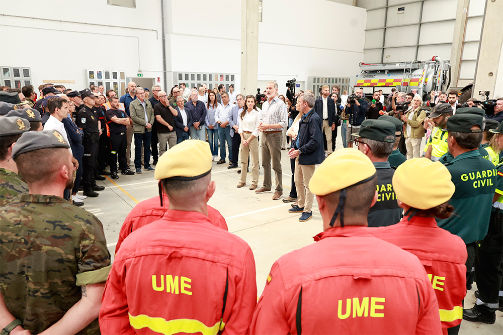 The King and Queen thanked the representatives of the emergency teams for their outstanding work.
