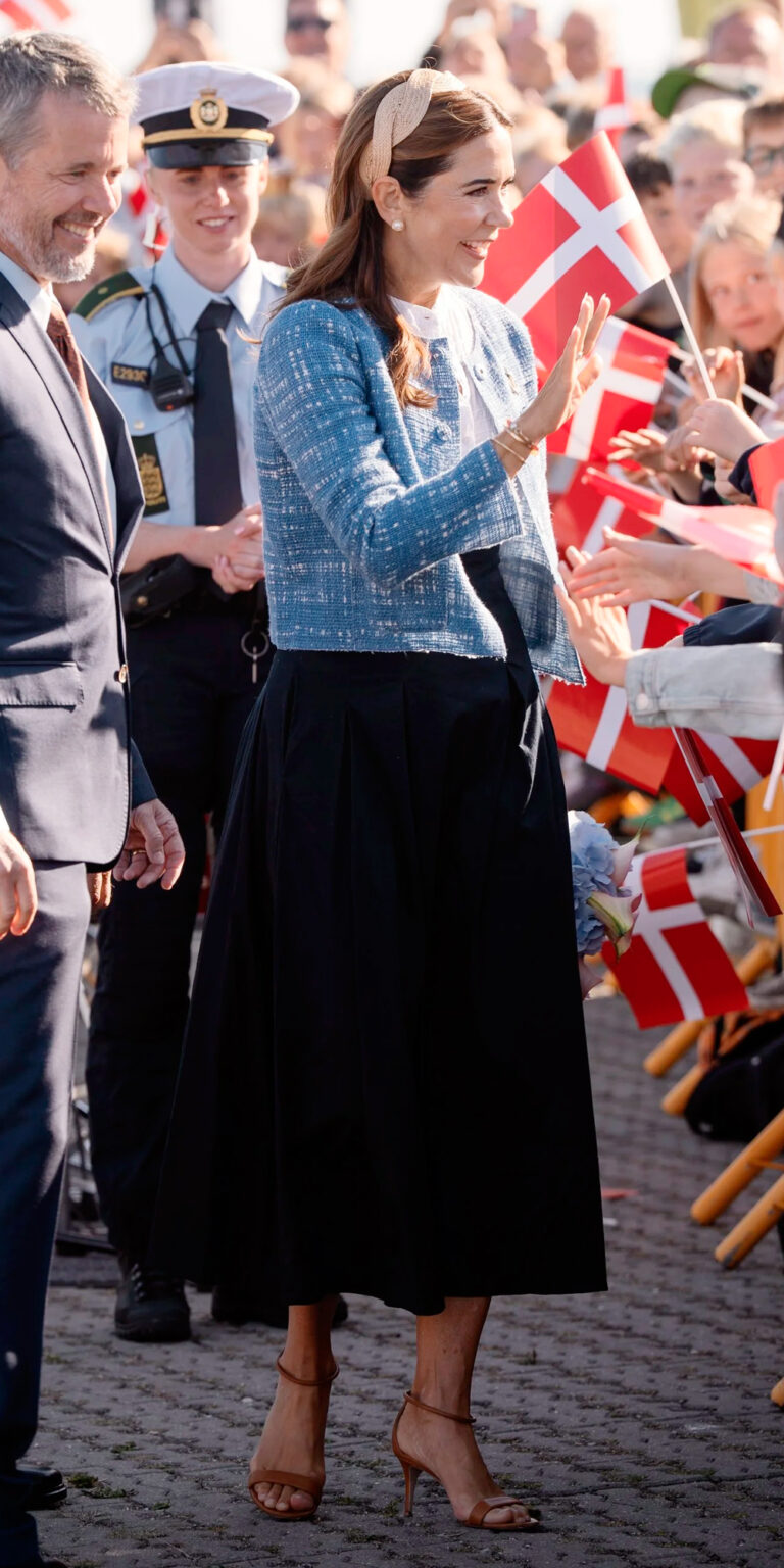 Skirt Outfits Ideas: Classic Navy Midi Skirt Ensemble » Pin Posts