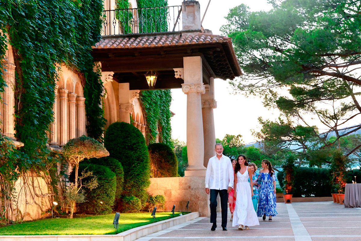 Spanish Royals Family Pose at Marivent Palace » Felipe VI of Spain