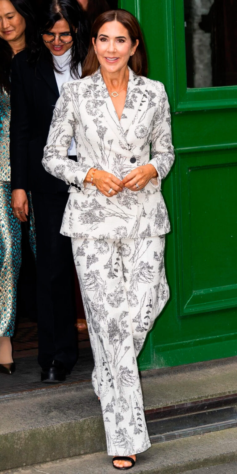 Work Outfits Ideas For Women: Tailored Botanical Print Suit » Pin Posts